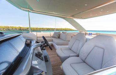 f55-exterior-flybridge-helm-3 Princess F55´Special Offer