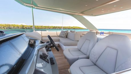 f55-exterior-flybridge-helm-3 Princess F55´Special Offer